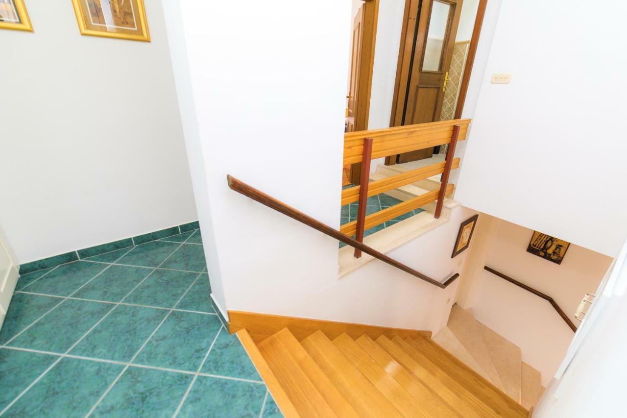 Holiday Home Obrov Kaštela Екстериор снимка